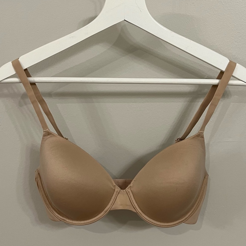 Natori underwire seamless bra. Size 34D. Never worn. Beige.